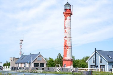 Açık havada küçük bir köyde güzel bir deniz feneri..