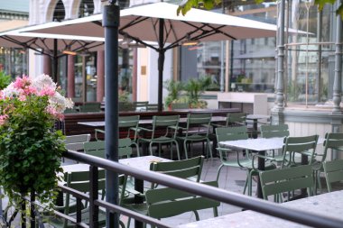 Açık bir günde restoranın terasında. Restoranın yakınındaki masa...