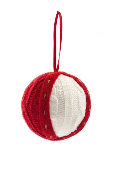 Natal bola de malha pendurada em fita vermelha close-up — Fotografia de Stock