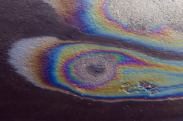 Macchia iridescente di benzina — Foto Stock