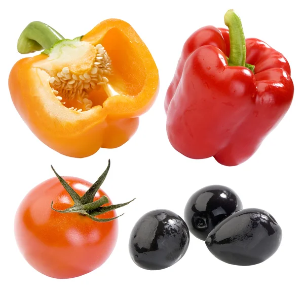 黄色和红色的辣椒、 红番茄和黑橄榄孤立 — 图库照片