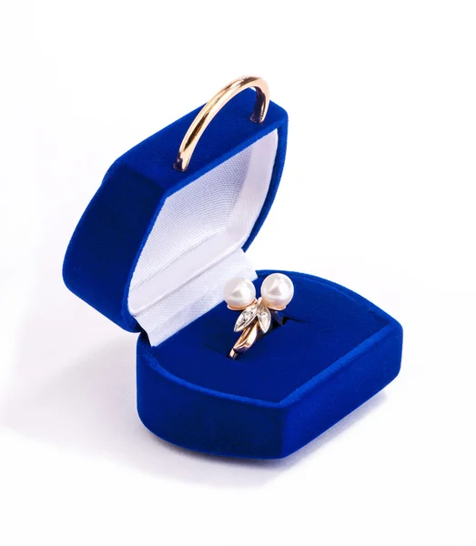 Pierścionek złoty z pereł w niebieski aksamit pudełko — Zdjęcie stockowe