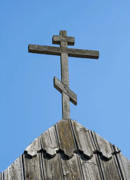 Gamla trähus kors på taket — Stockfoto