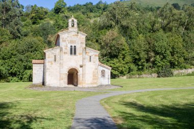 Bir San Salvador de Valdedis, El Conventn. Roma öncesi Asturya Kilisesi tarzı, İspanya, güneşli bir öğleden sonra kuzey cephesi.