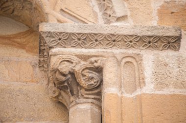 Taş bir başkentin ve Roma kilisesinin kemerinin bir parçası. Santa Mara de la oliva, Villaviciosa, Romanesk ve Roma öncesi Asturias.