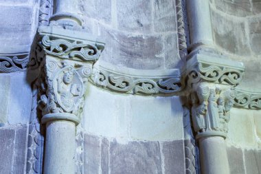 San Juan de Amandi Kilisesi, Villaviciosa, Asturias. İki kumtaşı başkenti. Romence ve Romence öncesi Asturya Dönemi