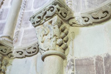 San Juan de Amandi Kilisesi, Villaviciosa, Asturias. Kumtaşı başkenti İsa ve havarileri temsil ediyor. Romence ve Romence öncesi Asturya Dönemi
