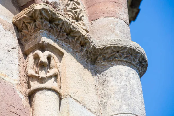 Kościół San Juan Amandi Villaviciosa Asturias Szczegóły Zewnętrznej Stolicy Kształcie — Zdjęcie stockowe