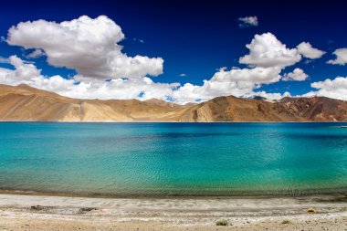 Dağları arka ve derin mavi gökyüzü - Pangong Gölü, Ladakh, Hindistan ile mavi ve turkuaz Gölü