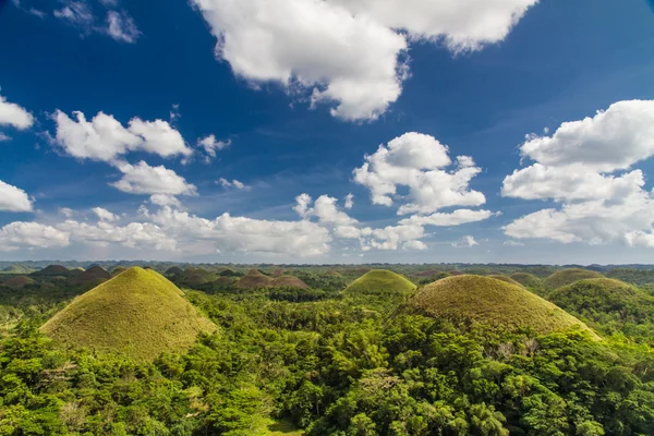 Chocolate Hills con nuvole su un cielo blu profondo, Filippine — Foto Stock