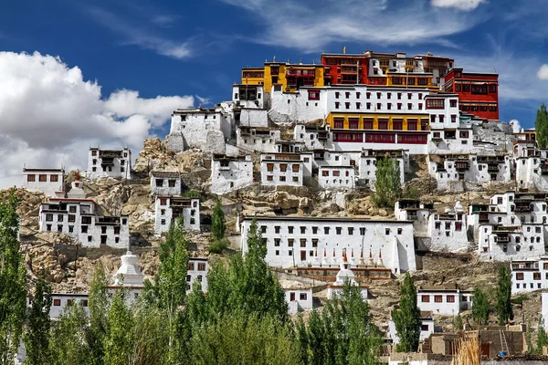 Thiksey-Kloster in Wolken und tiefblauem Himmel in Nahaufnahme, Indien — Stockfoto