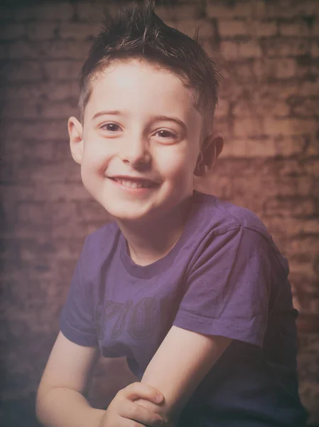 Porträtt av glada glada vackra lilla pojke — Stockfoto