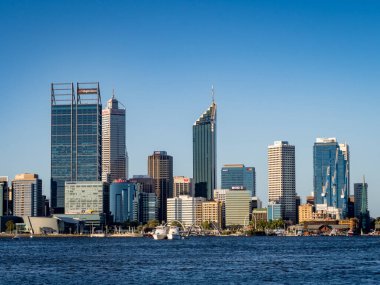 Perth manzarası ile şehir merkezi iş bölgesine öğlen.