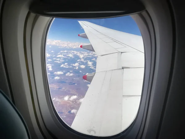 Θέα Στο Αεροπλάνο Από Τζάμι Παράθυρο Βλέποντας Φτερά Ενός Αεροπλάνου — Φωτογραφία Αρχείου