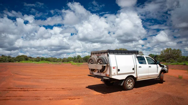 Auto Road Outback Stopy Západní Austrálie Modrá Obloha Mraky — Stock fotografie