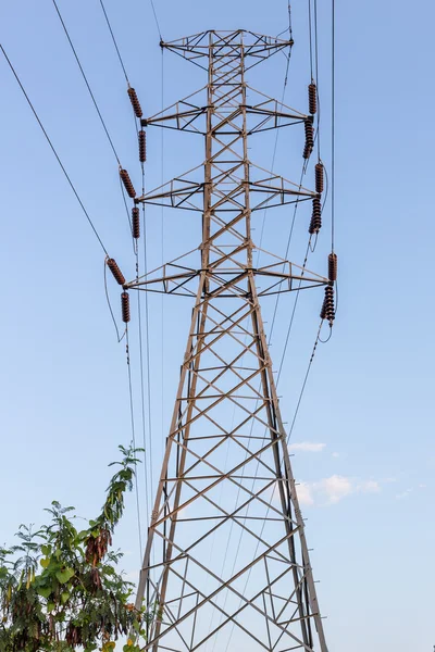 Yüksek gerilim elektrik kuleleri doğrultusunda — Stok fotoğraf