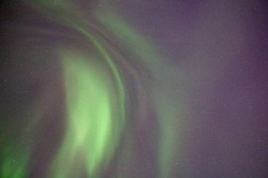 Gökyüzünde dans eden dalgalar. Kuzey ışıkları