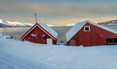 Nordland, Norveç 'teki Kvaloya adasında kutup kışı manzaraları