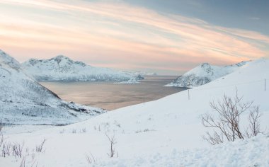 Nordland, Norveç 'teki Kvaloya adasında kutup kışı manzaraları