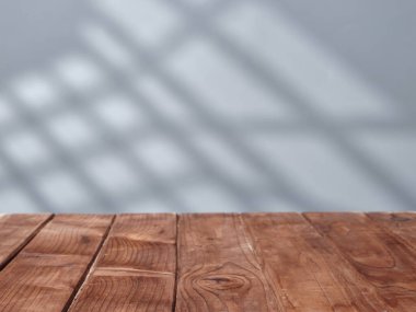 t üzerinde pencere ışığı olan ürün sunumu için tahta masa üstü