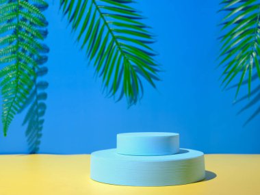 Arka planda palmiye yaprakları olan ürün sunumu için podyum