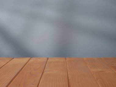 Pencere ışığı olan ürün sunumu için ahşap masa
