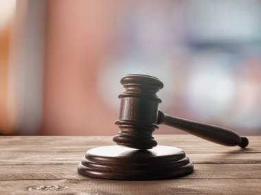 Yargıcın tokmağı masanın üzerinde.