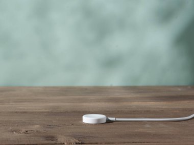 Akıllı saatler ve akıllı telefonlar için şarj aleti