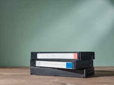 Masanın üzerinde eski VHS kasetleri