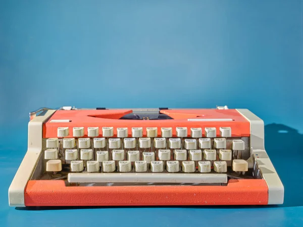 Κόκκινη Γραφομηχανή Μπλε Φόντο — Φωτογραφία Αρχείου