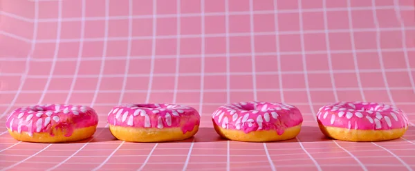 Пончики Розовой Глазурью — стоковое фото