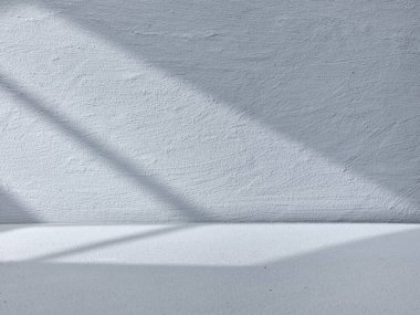 Li pencereli ürün sunumu için gri beton arkaplan
