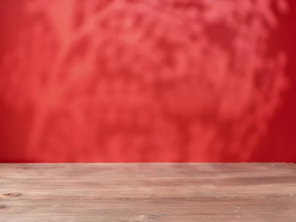 Mesa Madeira Vazia Fundo Parede Vermelha — Fotografia de Stock