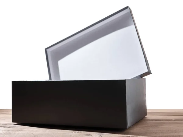 隔離された背景を持つテーブルの上のブラックオープンボックス — ストック写真