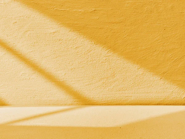 Pencereden Gelen Işık Ile Sarı Beton Arkaplan — Stok fotoğraf