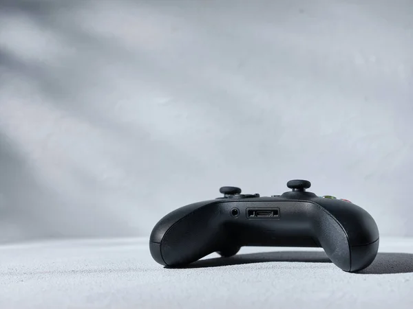 Gamepad Negro Sobre Fondo Gris — Foto de Stock