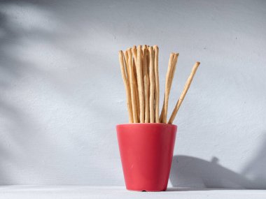 Mutfak masasındaki ekmek çubukları.