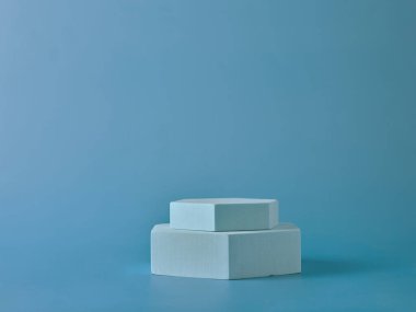 Mavi arkaplanda mavi podyum