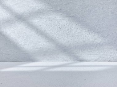 Penceredeki ışıkla birlikte gri beton arkaplan