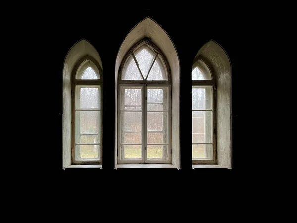 黑暗中的复古窗户 — 图库照片