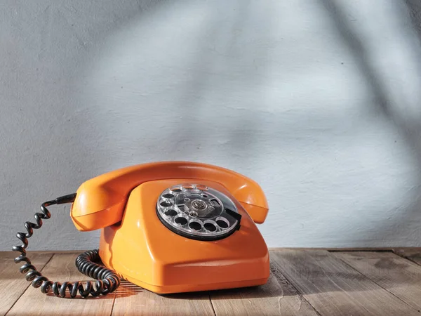 Oranžový Vintage Telefon Šedém Pozadí — Stock fotografie