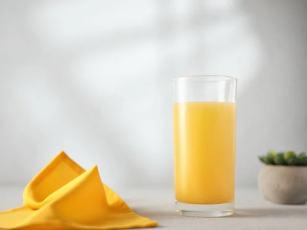 Verre Jus Orange Sur Table Avec Lumière Fenêtre — Photo