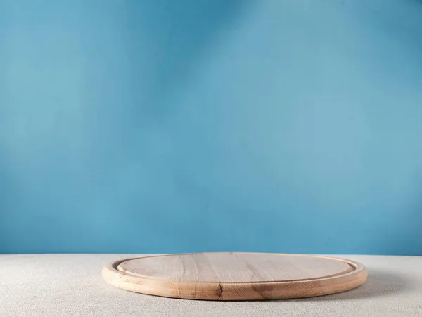 テーブルの上の丸キッチンボード — ストック写真