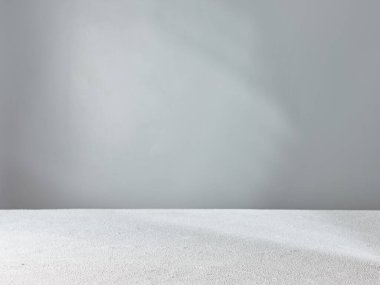Pencere ışığı ile ürün sunumu için gri arkaplan