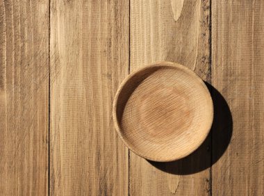 Ahşap bir masada ahşap kase - üst manzara