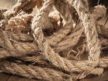 Ahşap bir yüzeye ip yakın.