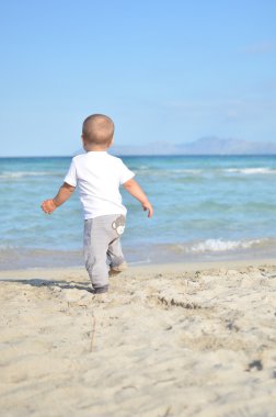 mutlu bir çocukluk denize çalışıyor