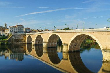 Bergerac 'taki Dordogne nehri üzerindeki köprü. Yeni Aquitaine. Fransa