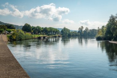 Nehirden La Roque-Gageac kasabasının manzarası. Dordogne 'da. Fransa