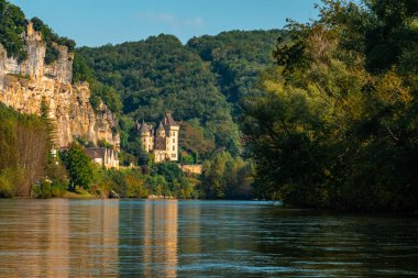 Nehirden La Roque-Gageac kasabasının manzarası. Dordogne 'da. Fransa